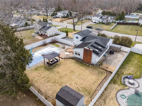 11 Meehan LN, Coram, NY 11727