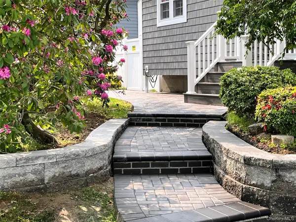 11 Meehan LN, Coram, NY 11727