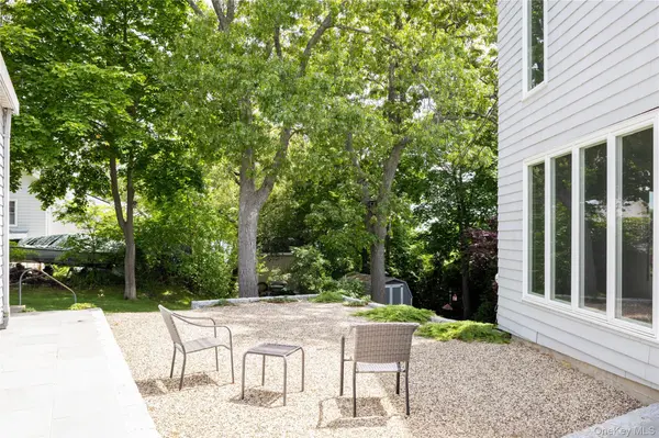 6 Bay View DR, Hampton Bays, NY 11946