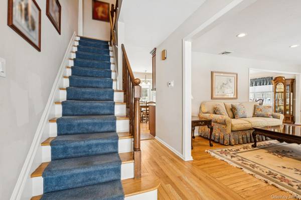 14 Hillside AVE, Saint James, NY 11780
