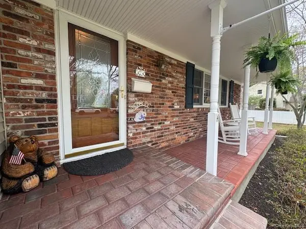 14 Hillside AVE, Saint James, NY 11780