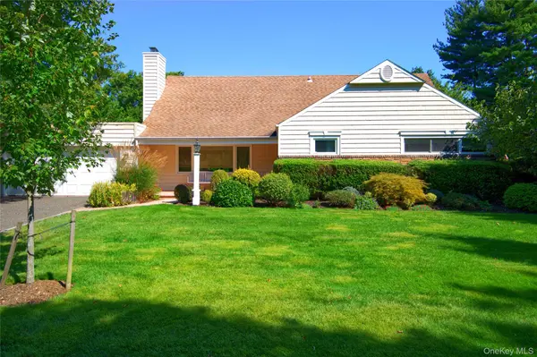16 Arbor RD, East Hills, NY 11577