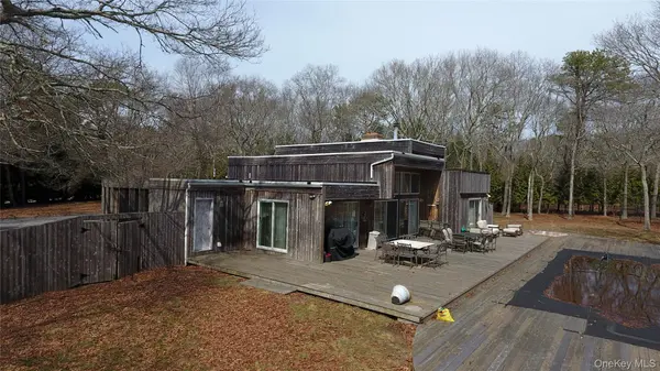 19 Fox Hollow DR, East Quogue, NY 11942