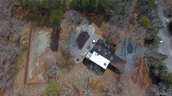 19 Fox Hollow DR, East Quogue, NY 11942