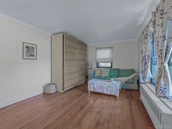 13 W Mill DR #3A, Great Neck, NY 11021