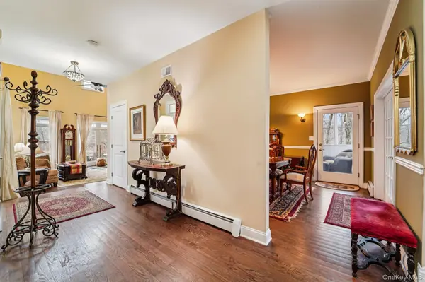 25 Navajo TRL, Sloatsburg, NY 10974