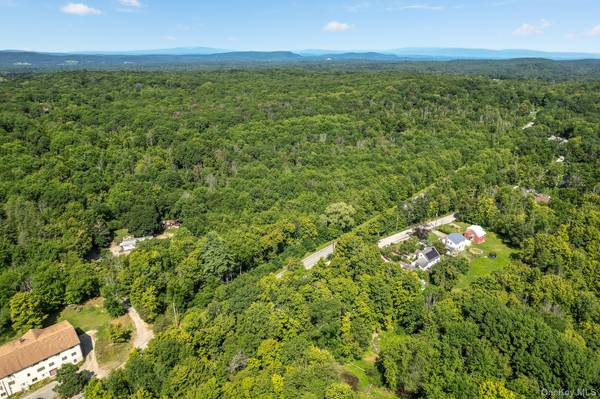 149 S Quaker LN, Hyde Park, NY 12538