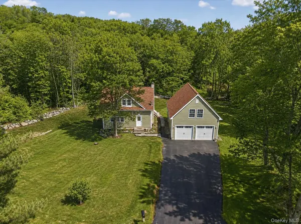 8 Garrett PL, Carmel, NY 10512