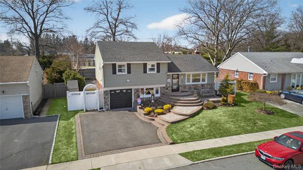 57 Richfield ST, Plainview, NY 11803