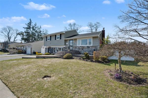 57 Richfield ST, Plainview, NY 11803