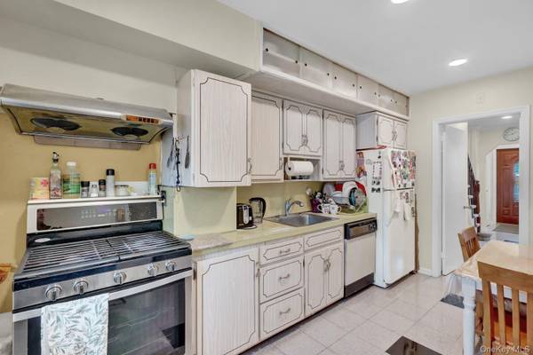 8415 259th ST, Floral Park, NY 11001