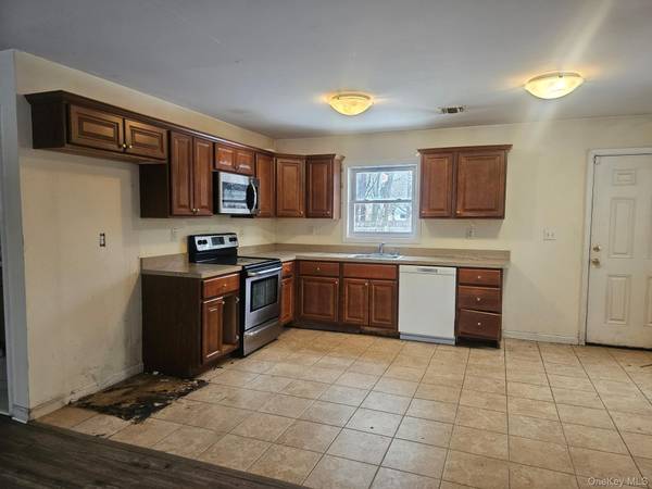 556 Taylor AVE, East Patchogue, NY 11772