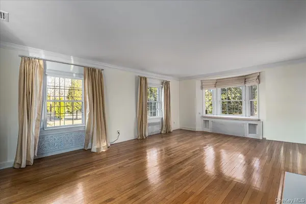 13 Arbor PL, Glen Cove, NY 11542