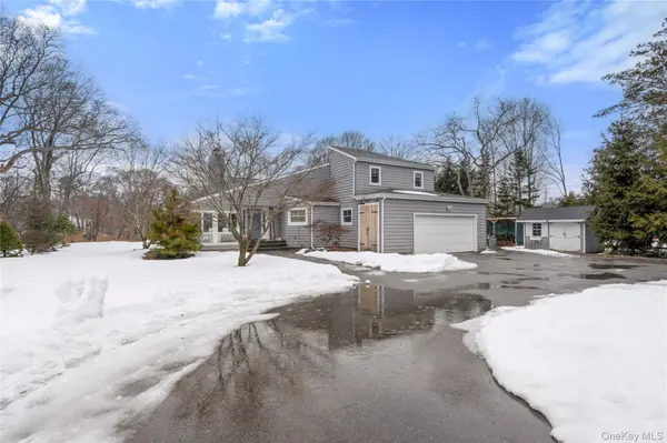 4 Monte LN, Center Moriches, NY 11934