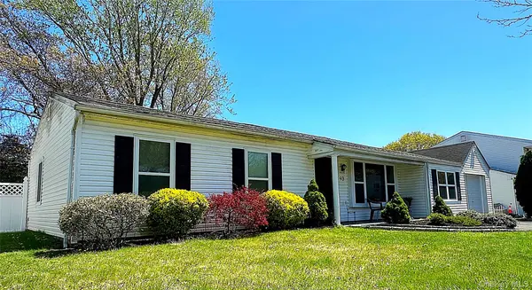 93 Burleigh DR, Holbrook, NY 11741