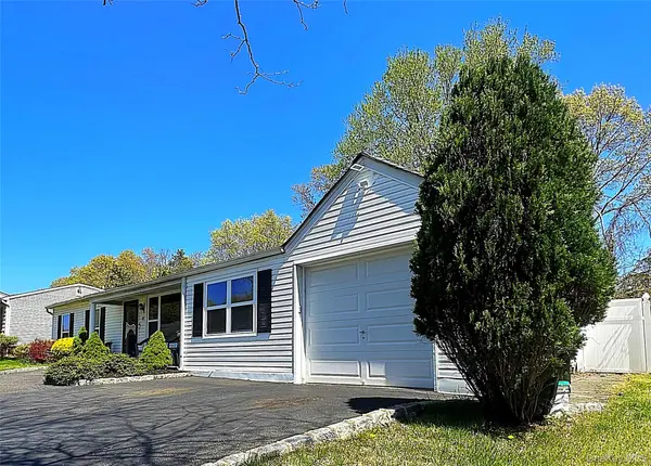 93 Burleigh DR, Holbrook, NY 11741