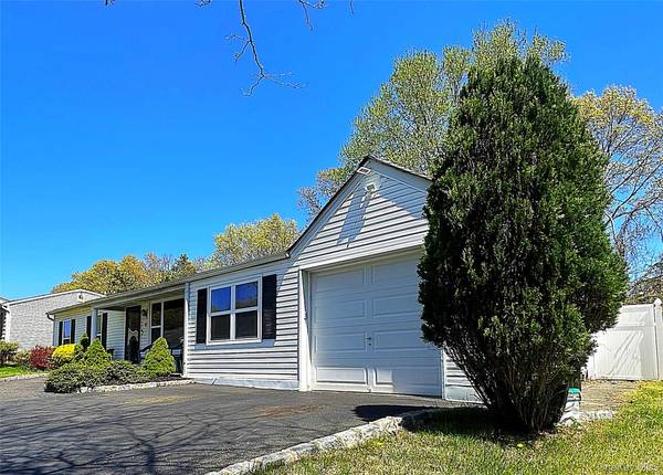 93 Burleigh DR, Holbrook, NY 11741