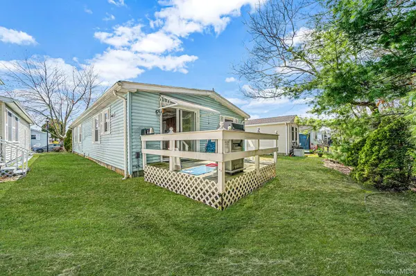 191 Village CIR, Manorville, NY 11949