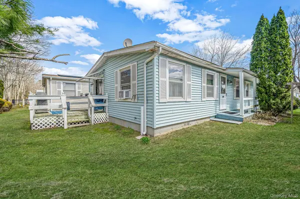 191 Village CIR, Manorville, NY 11949