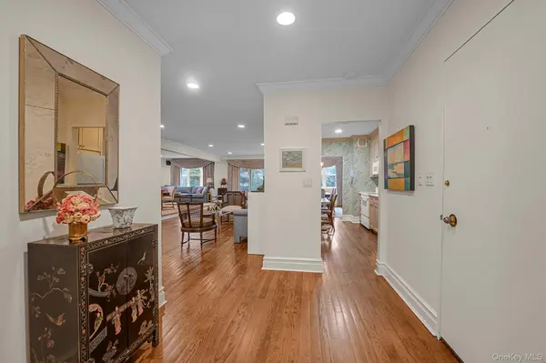 1 Kensington Gate #PH 11, Great Neck, NY 11021