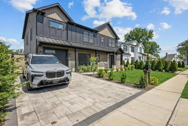 36 Foster LN, Westbury, NY 11590