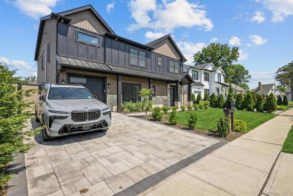 36 Foster LN, Westbury, NY 11590