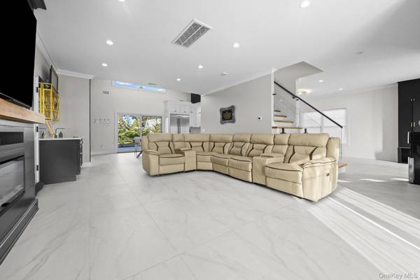 36 Foster LN, Westbury, NY 11590