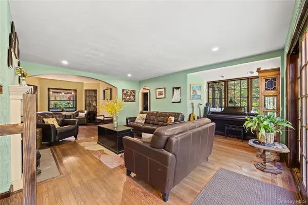 378 Beverly RD, Douglaston, NY 11363