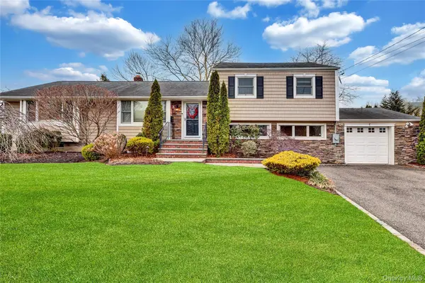 18 Frost LN, Greenlawn, NY 11740