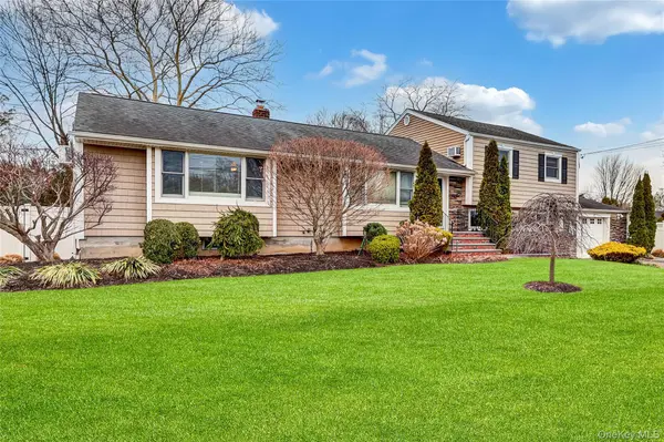 18 Frost LN, Greenlawn, NY 11740