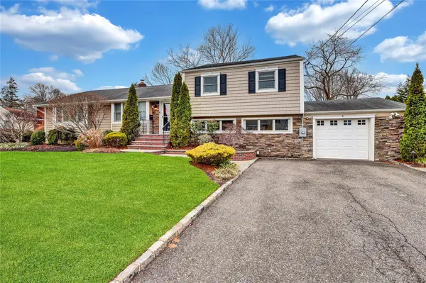 18 Frost LN, Greenlawn, NY 11740
