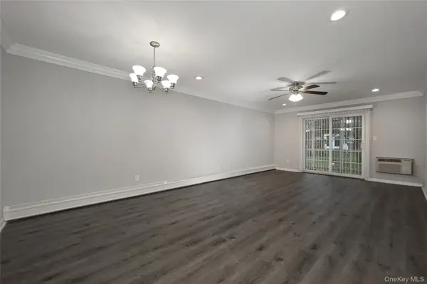 30 Westgate DR #HD13, Bohemia, NY 11716
