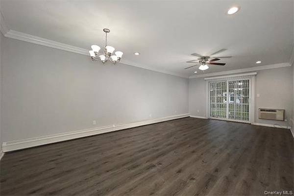 30 Westgate DR #HD13, Bohemia, NY 11716
