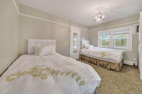 122-05 Metropolitan AVE, Kew Gardens, NY 11415
