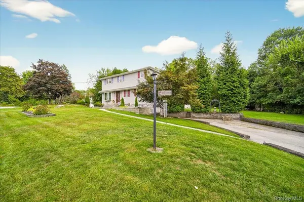 11 Merriewold LN, Monroe, NY 10950