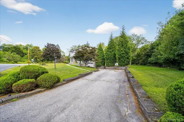 11 Merriewold LN, Monroe, NY 10950