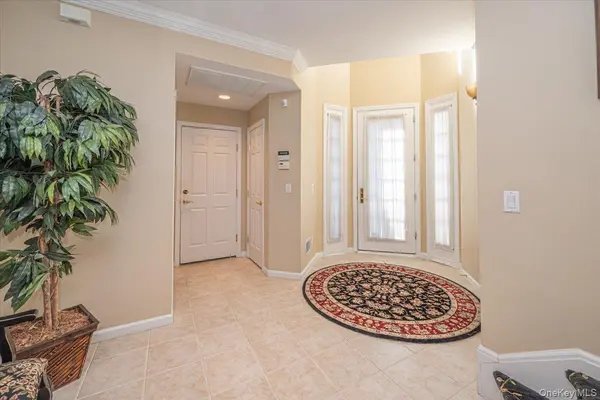 420 Florencia PL, Melville, NY 11747