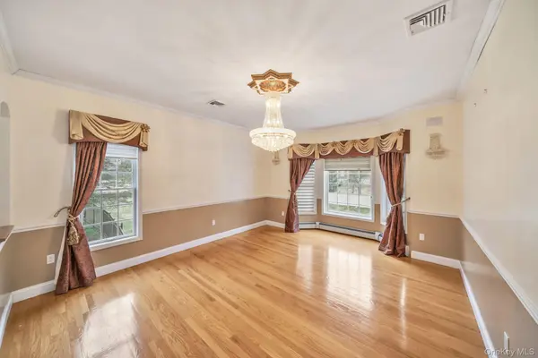 25 Charnwood DR, Suffern, NY 10901