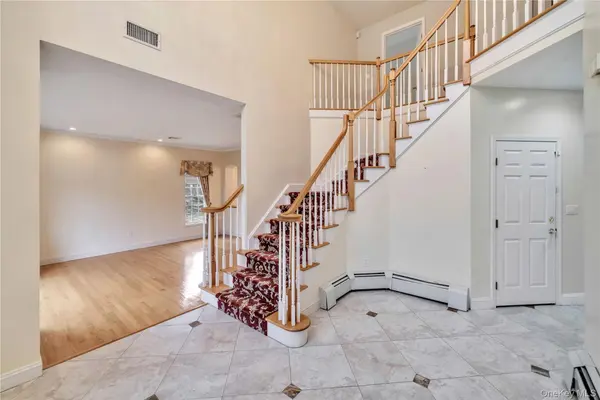 25 Charnwood DR, Suffern, NY 10901