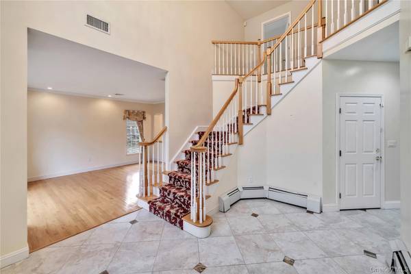 25 Charnwood DR, Suffern, NY 10901