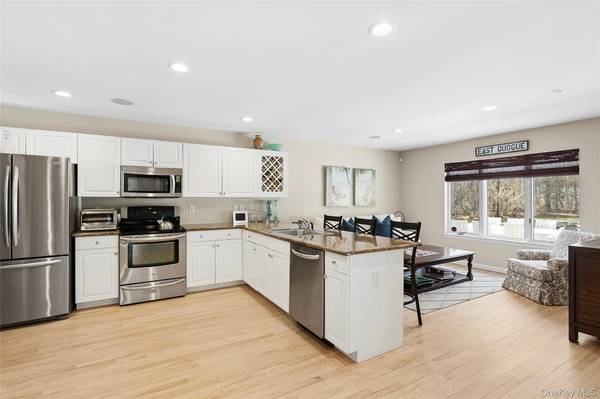 4 Polo Grounds LN, East Quogue, NY 11942