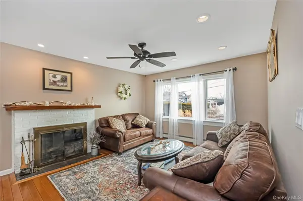 15 Bingham PL, Amityville, NY 11701