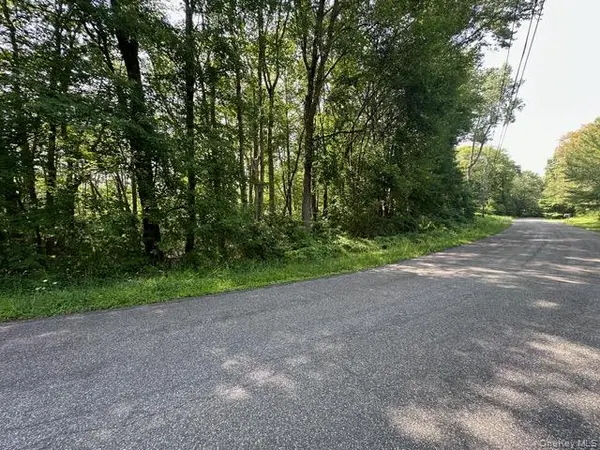 Crest LN, Highland, NY 12528