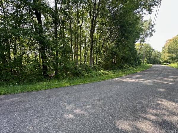 Crest LN, Highland, NY 12528