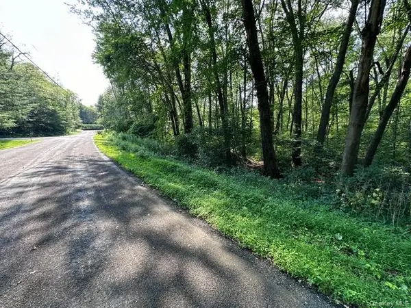Crest LN, Highland, NY 12528