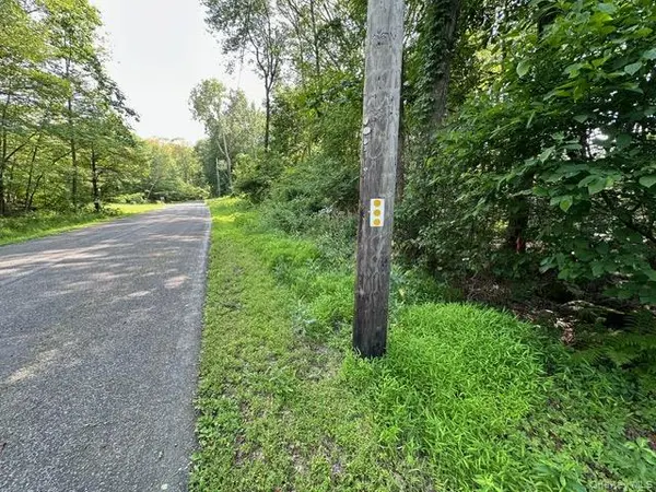 Crest LN, Highland, NY 12528