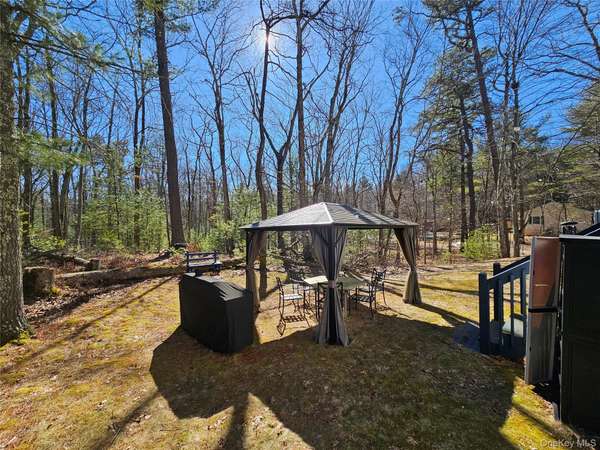 65 W Peenpack TRL, Sparrowbush, NY 12780