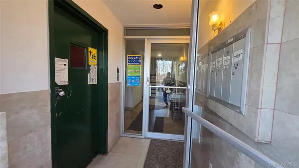 76-18 Grand Central Pkwy, Forest Hills, NY 11375