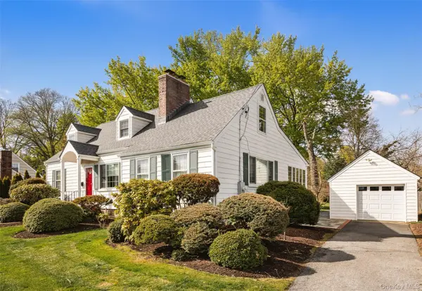 11 Bieselin RD, Bellport Village, NY 11713