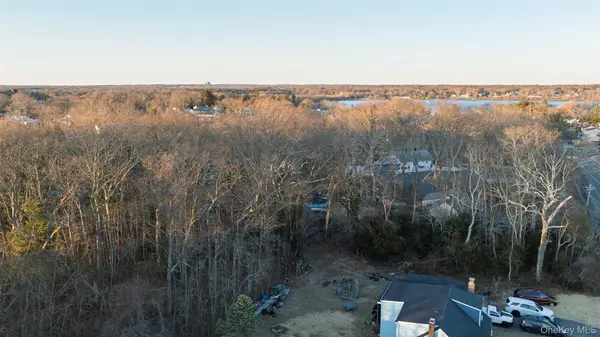 Cherokee ST, Ronkonkoma, NY 11779
